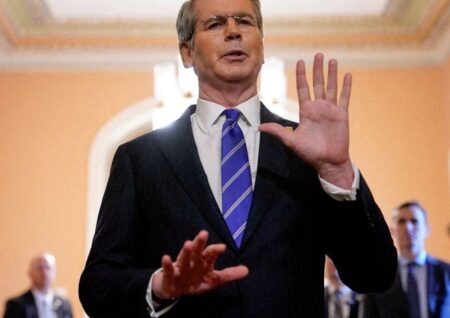 Трамп подтверждает торговую войну с Китаем, но Бессент допускает паузу в пошлинах