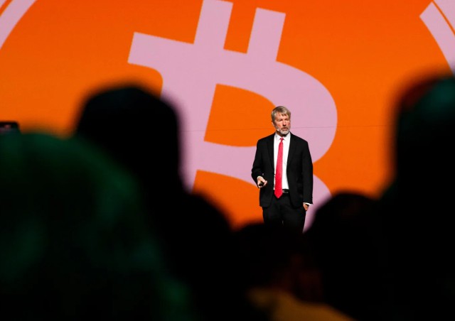 Bitcoin (BTC) рухнул ниже $98 000 на фоне панической распродажи