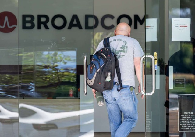 Дефицит памяти и спрос на кастомные чипы усиливают позиции Broadcom (AVGO) и Marvell (MRVL)