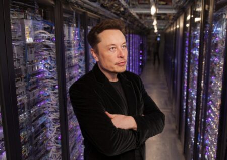 Tesla (TSLA) перезапускает суперкомпьютер для гонки ИИ-чипов