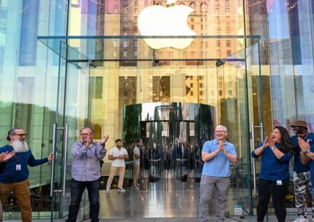 Apple (AAPL) переманивает инвесторов, напуганных тратами на ИИ