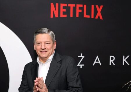 Акции Netflix (NFLX) взлетели после отказа от борьбы за WBD