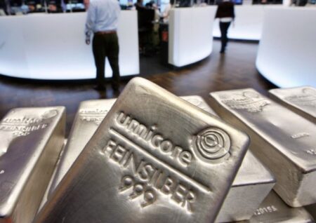 Почему аналитики сохраняют спокойствие после обвала серебра на 28,5%