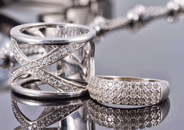 Розничные инвесторы агрессивно выкупают просадку в iShares Silver Trust (SLV)