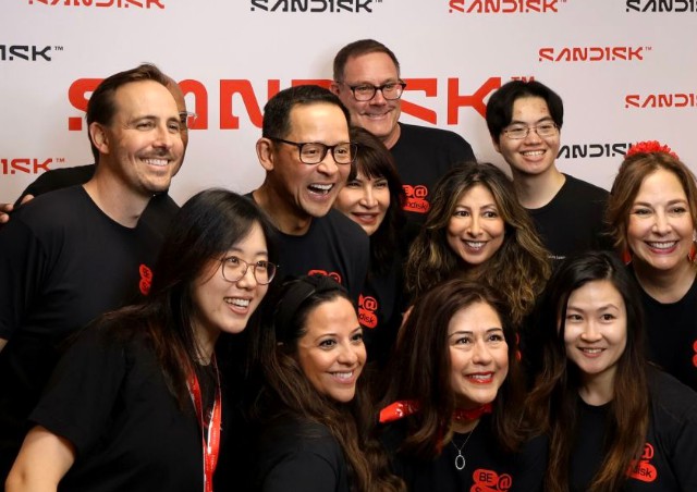 Включение в индекс Nasdaq 100 обеспечило новый взлет Sandisk (SNDK)