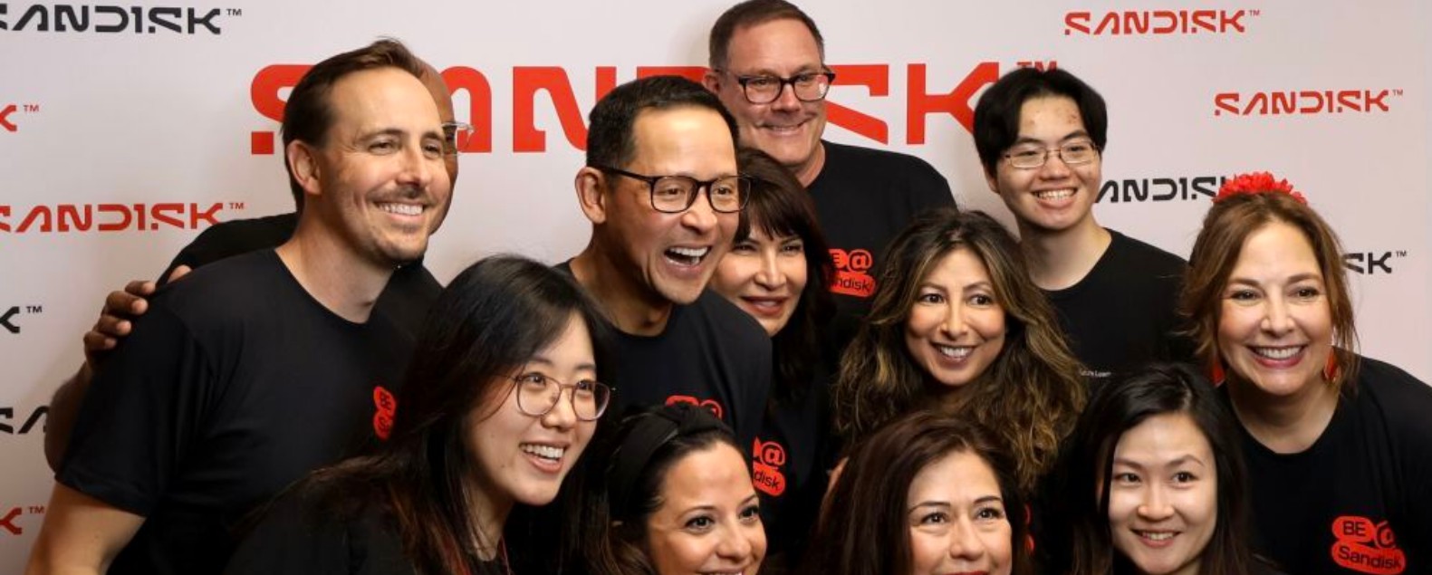 Включение в индекс Nasdaq 100 обеспечило новый взлет Sandisk (SNDK)