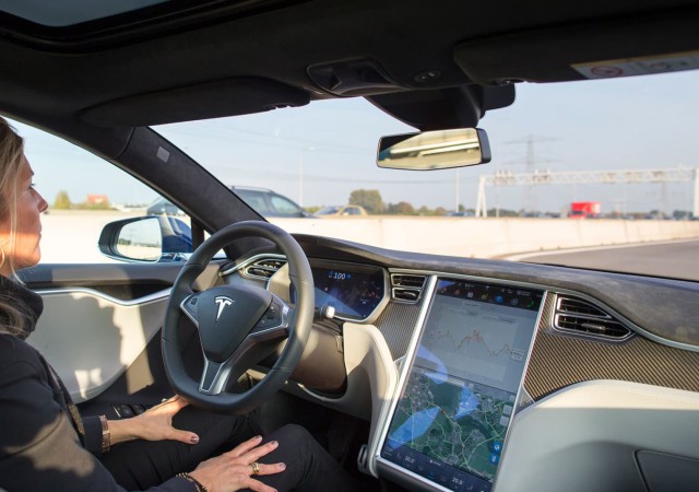 После готовности чипа AI5 акции Tesla (TSLA) вошли в зеленую зону