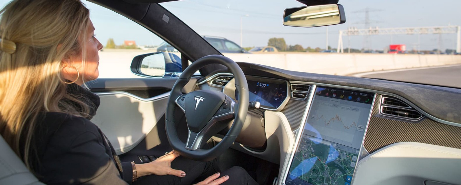 После готовности чипа AI5 акции Tesla (TSLA) вошли в зеленую зону