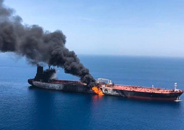 Иранская блокада уронила индексы и разогнала нефть к $78